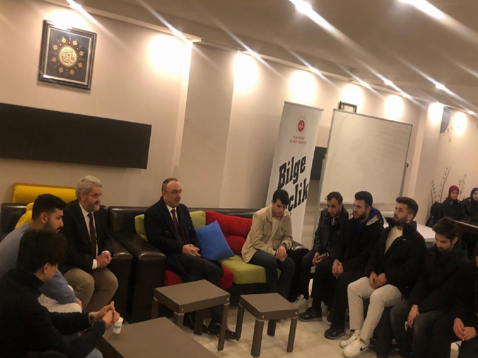 tekirdag-valisi-soyturk-genclerle-bir-araya-geldi-haberi-3yamV4H5.jpg