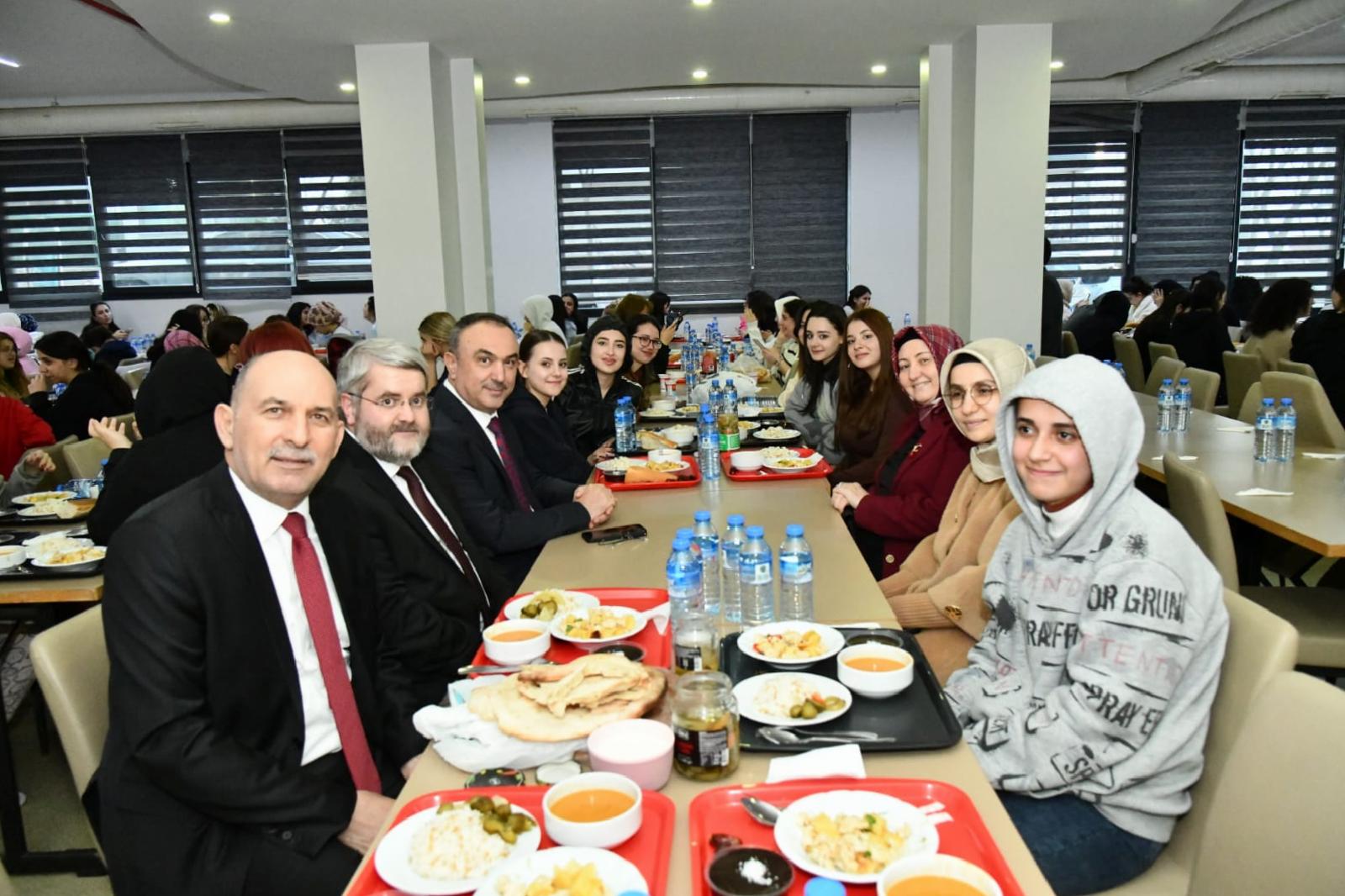 tekirdag-valisi-soyturk-kyk-yurtlarinda-kalan-ogrencilerle-bir-araya-geldi-haberi-PhEITMCG.jpg