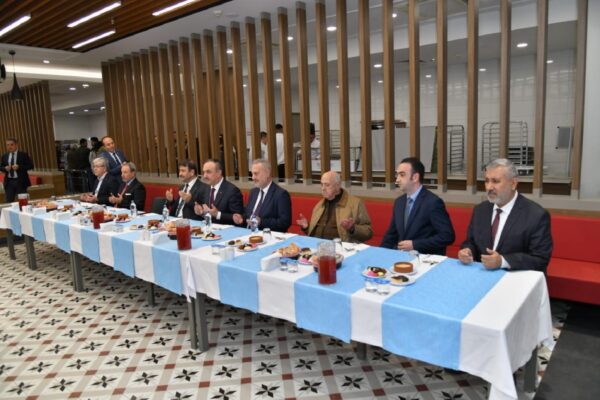 Tekirdağ Valisi Soytürk, sağlık personeliyle iftar yaptı haberi