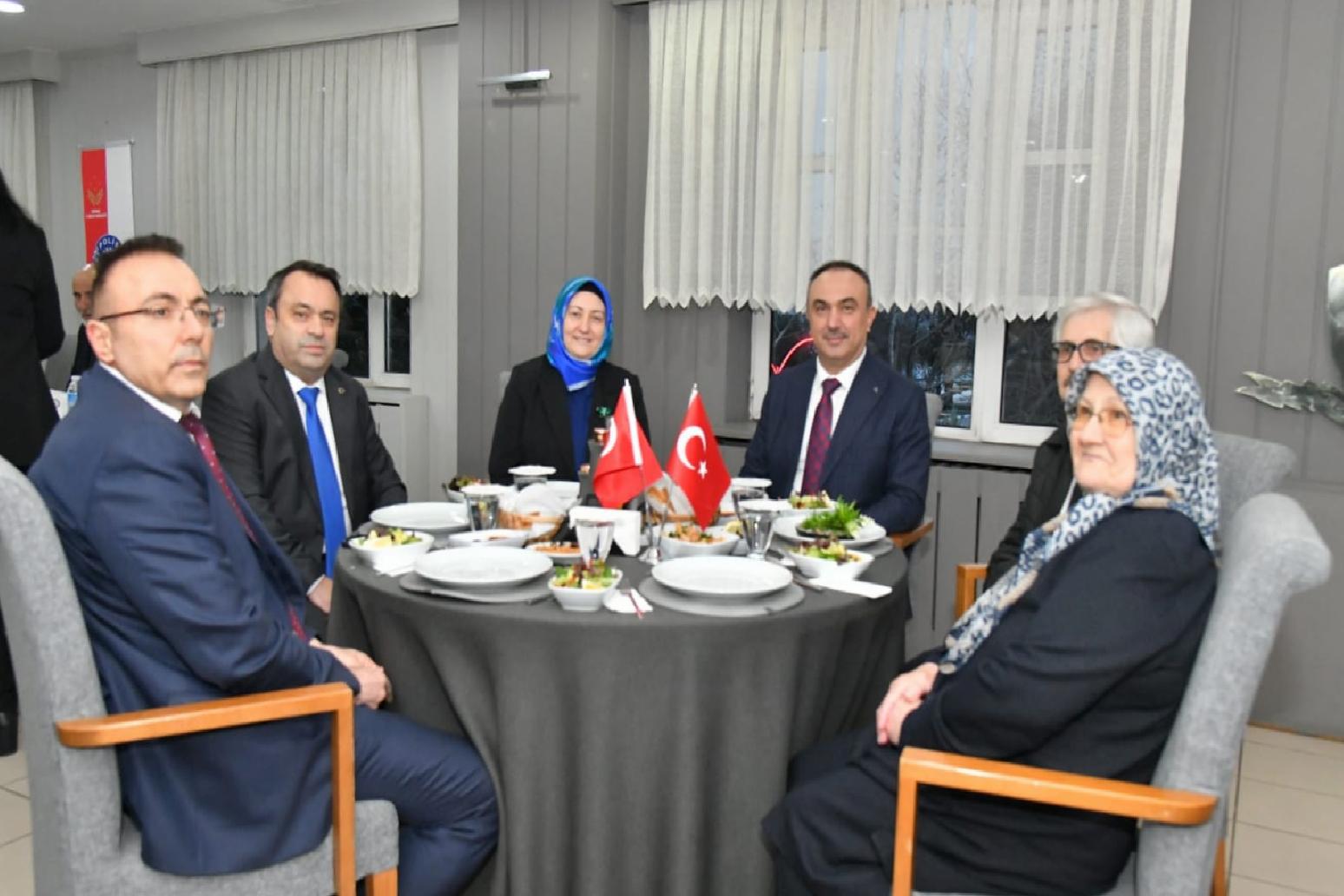tekirdag-valisi-soyturk-sehit-aileleri-ve-gazilerle-iftar-yapti-haberi-1z9nAdiO.jpg