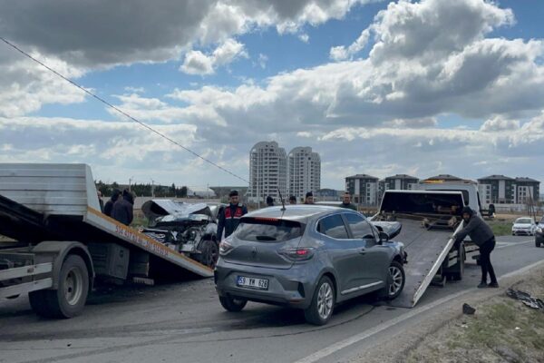 Tekirdağ’da 3 aracın karıştığı kazada 3’ü askeri personel 6 kişi yaralandı haberi