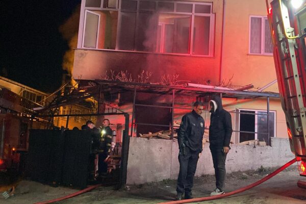 Tekirdağ’da bir evde çıkan yangında 4 kişi dumandan etkilendi haberi