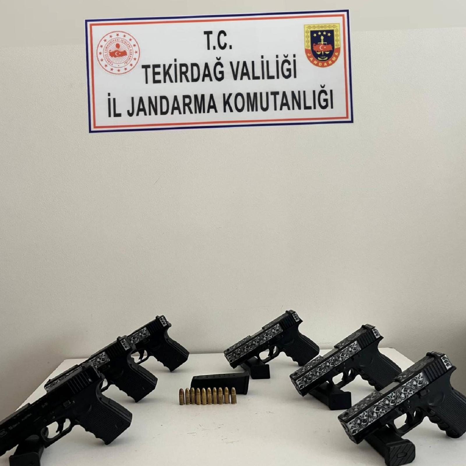 tekirdagda-bir-otomobilde-6-ruhsatsiz-tabanca-ele-gecirildi-haberi-CDYsnYTt.jpg
