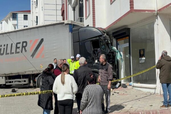 Tekirdağ’da direksiyon başında rahatsızlanan tır sürücüsü dükkana çarptı haberi