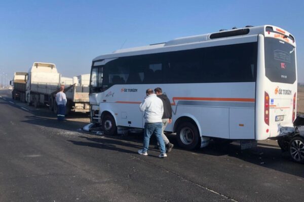 Tekirdağ’da işçi servisi ile tırın çarpıştığı kazada 7 kişi hafif yaralandı haberi