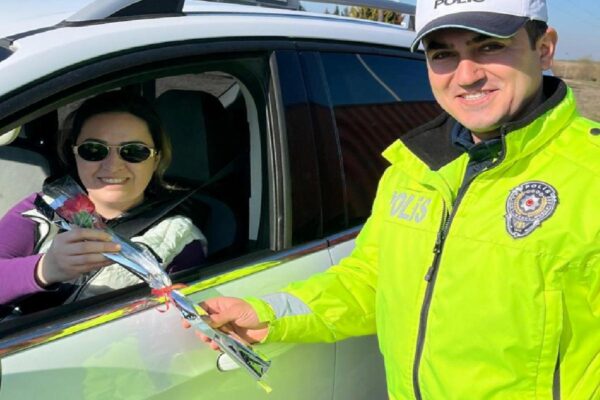 Tekirdağ’da polis ekipleri, kadın sürücülerin gününü kutladı haberi