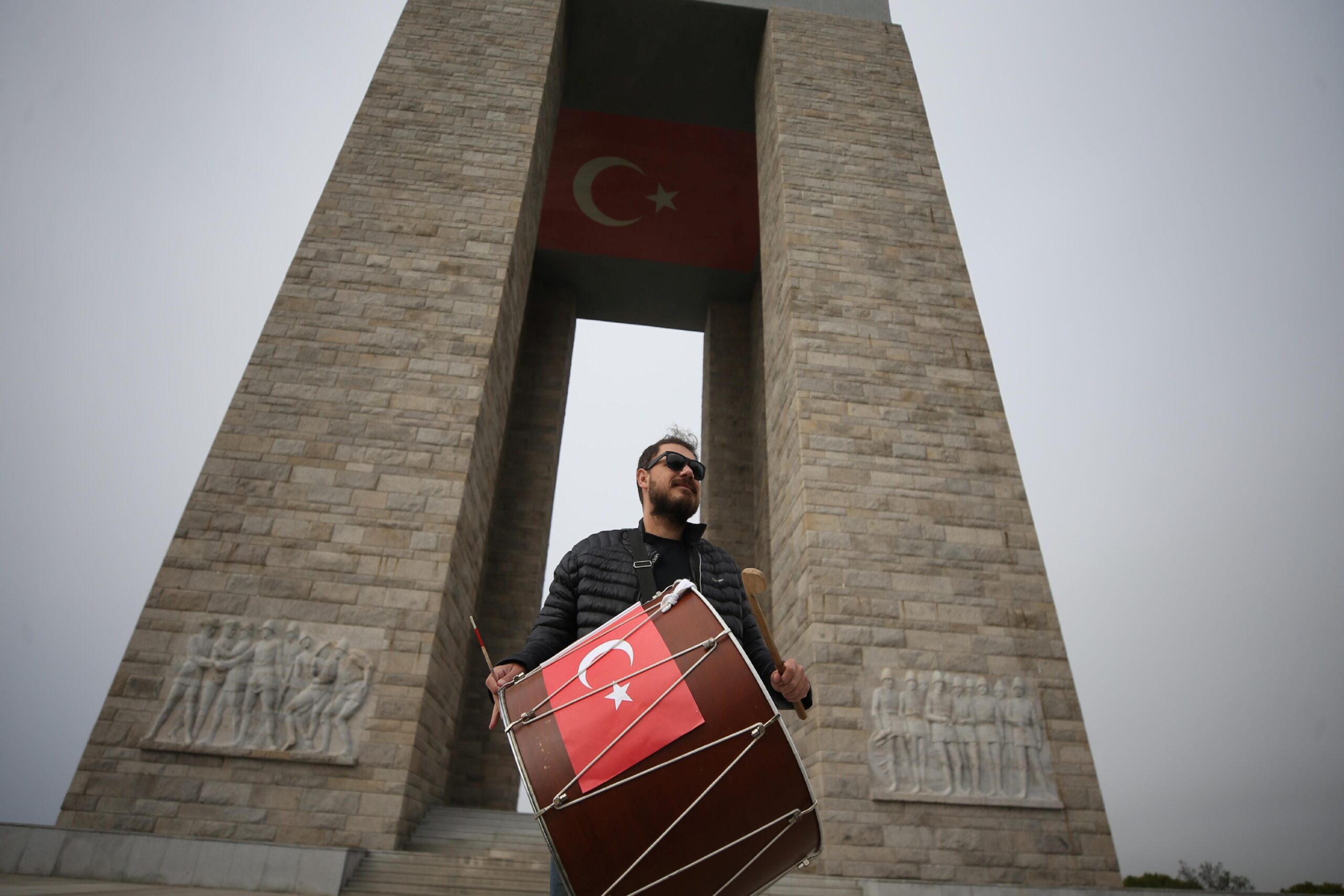 tekirdagdan-canakkale-zaferi-icin-davul-calarak-yola-cikan-muzisyen-sehitler-abidesine-ulasti-haberi-Xg6IuUy6.jpg