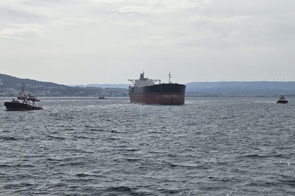 Tersane bakımına götürülen tanker Çanakkale Boğazı’ndan geçirildi haberi