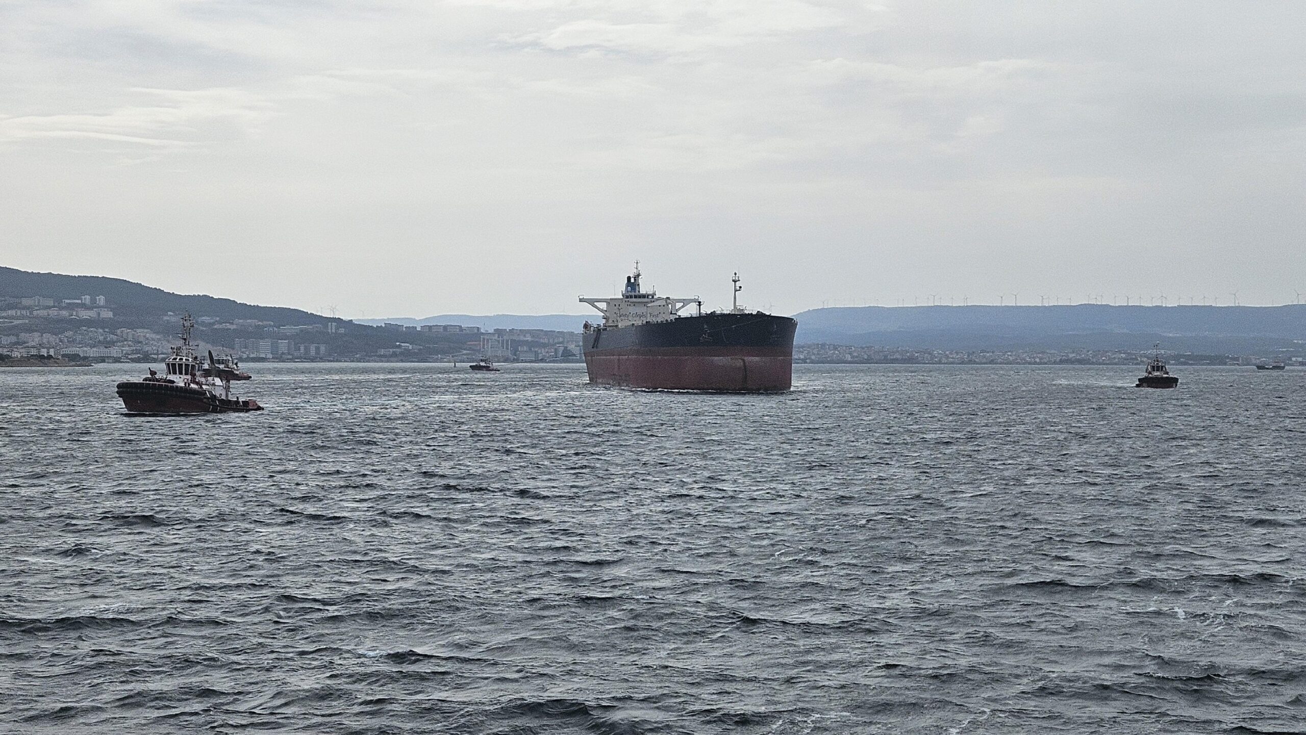 tersane-bakimina-goturulen-tanker-canakkale-bogazindan-gecirildi-haberi-lmAUwJIe.jpg