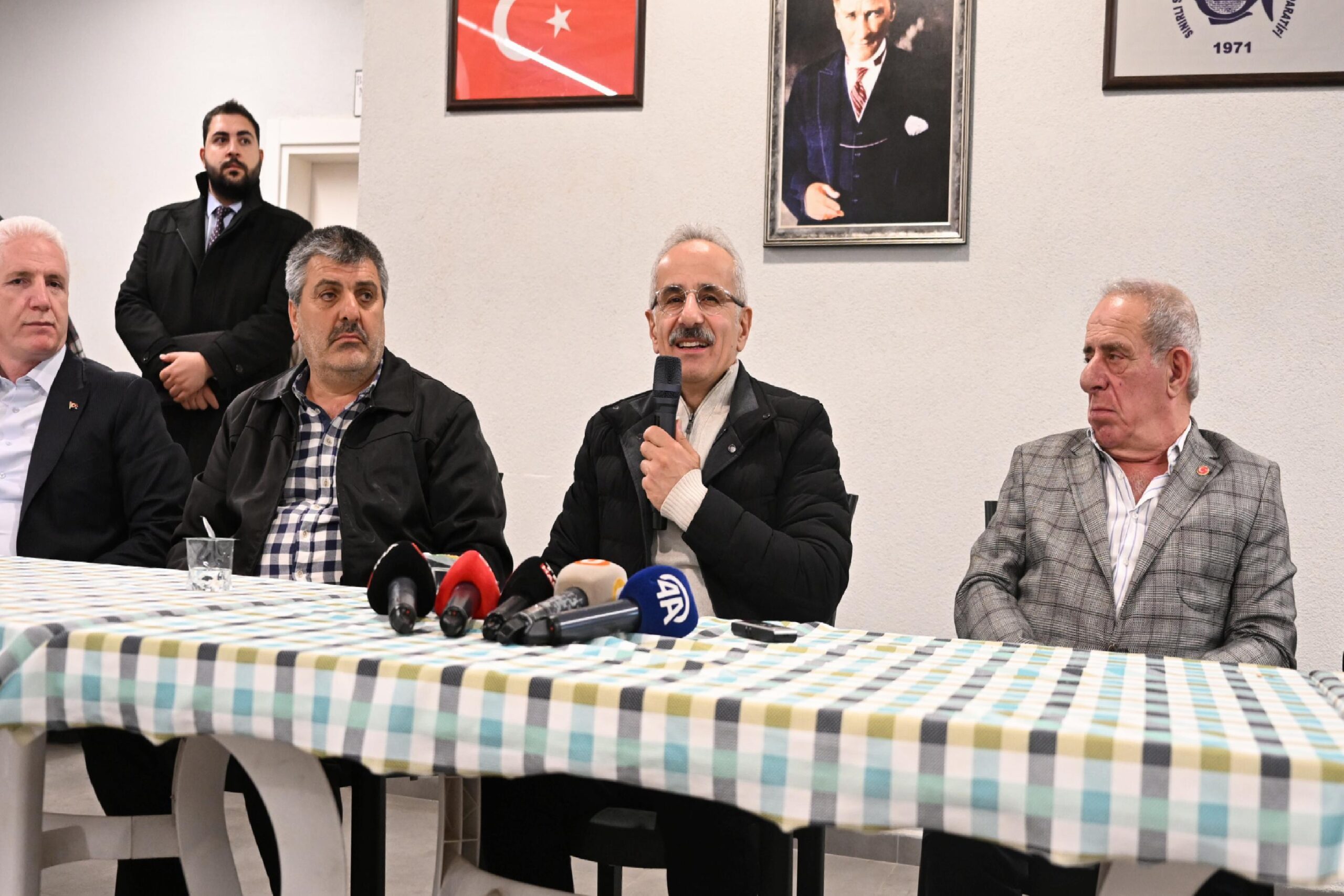 ulastirma-ve-altyapi-bakani-uraloglu-balikcilarla-sahurda-bir-araya-geldi-haberi-Tdrayd3l.jpg