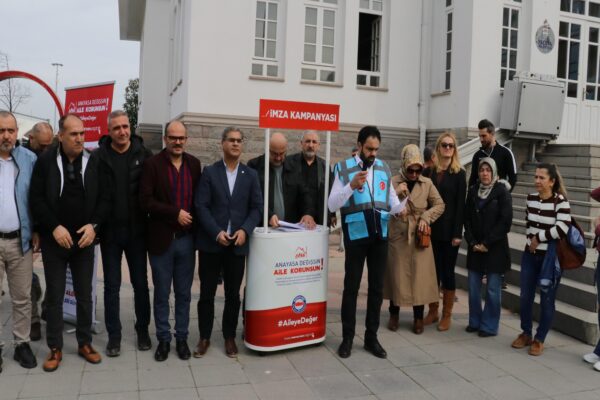 Yalova’da “Aile Yılında Anayasa Değişsin, Aile Korunsun” imza kampanyası başlatıldı haberi