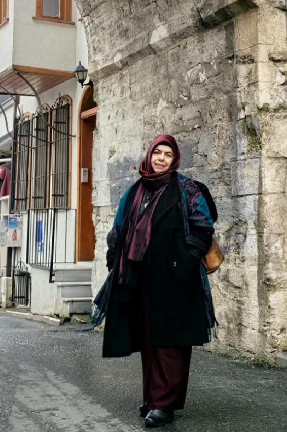 yazar-ve-ressam-selvigul-kandogmus-sahin-yazarliga-uzanan-surecini-anlatti-haberi-DM8gzykh.jpg