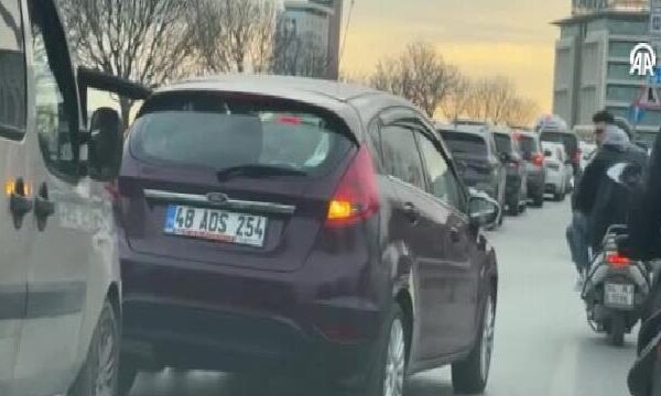Zeytinburnu’nda bir kişi tartıştığı otomobilin sürücüsünü darbetti haberi