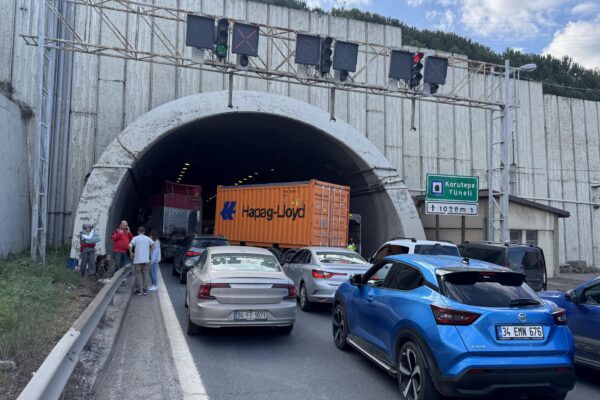 Anadolu Otoyolu Kocaeli kesimindeki kaza nedeniyle İstanbul istikameti ulaşıma kapandı haberi