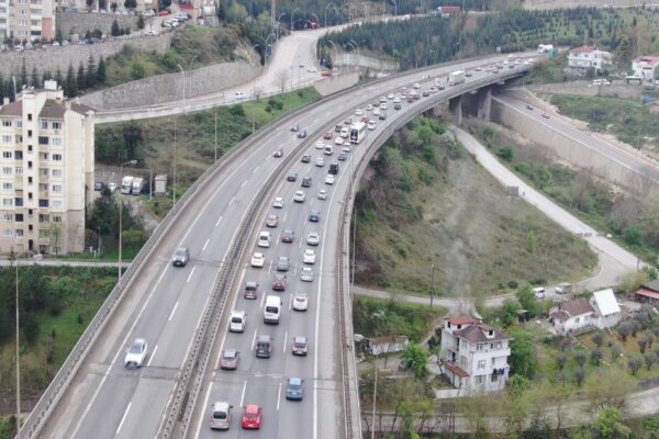 Anadolu Otoyolu’nda bayram tatili dönüş hareketliliği kısmen başladı haberi