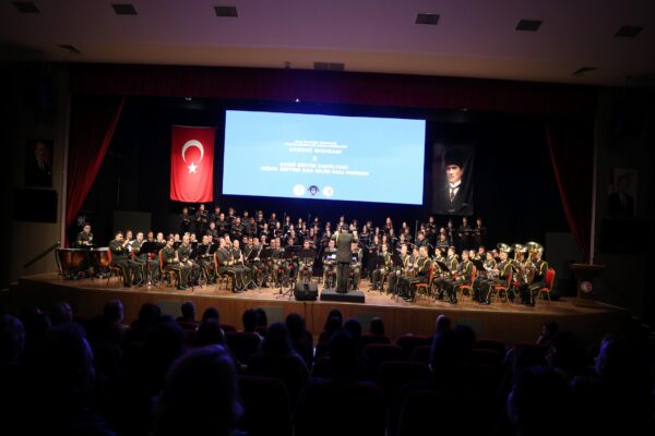 Armoni Mızıkası Komutanlığı ile ÇOMÜ Müzik Eğitimi Anabilim Dalı öğrencilerinden ortak konser haberi