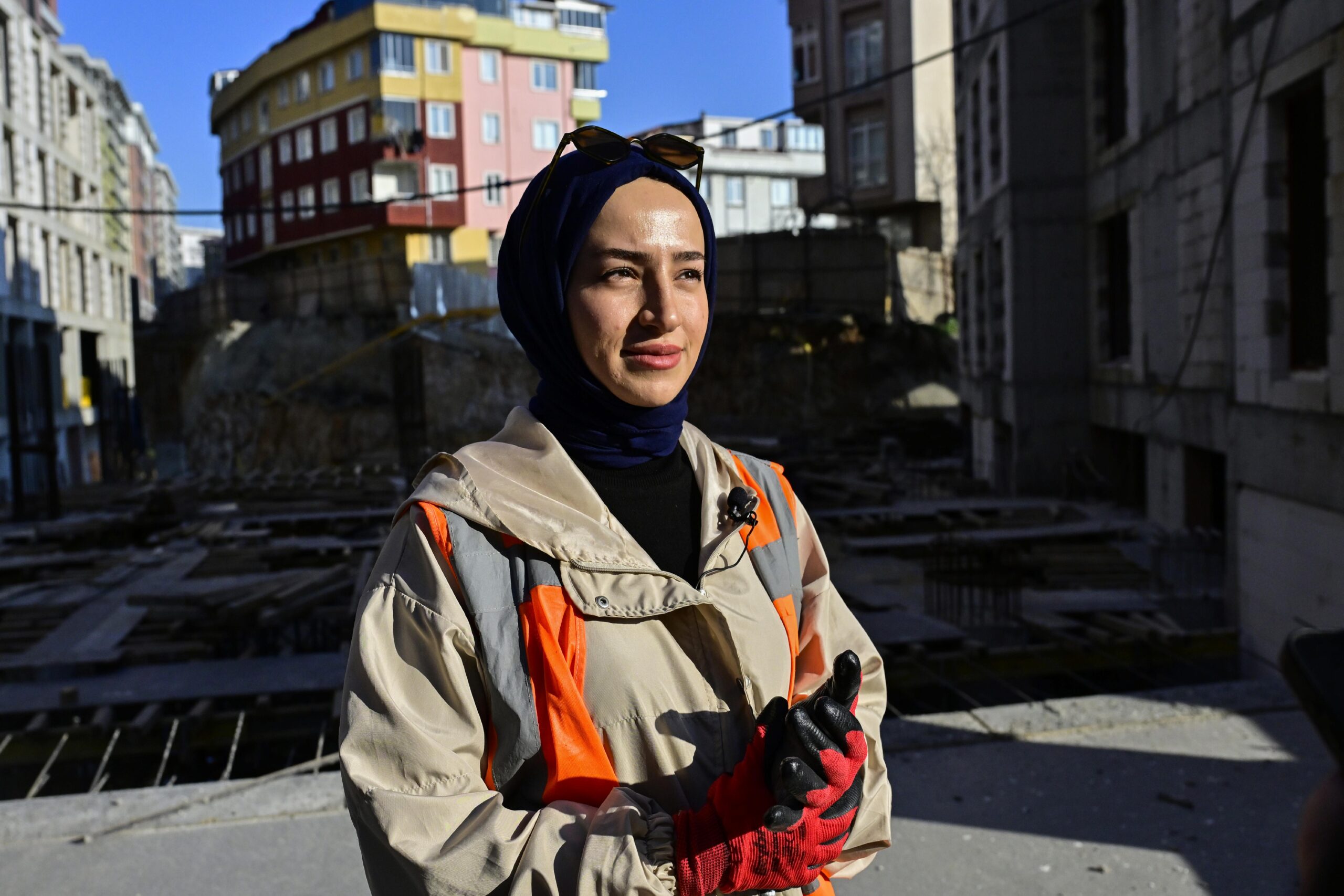 babasinin-tavsiyesiyle-kule-vinc-operatoru-olan-genc-kiz-meslegini-tutkuyla-yapiyor-haberi-kjDmKvZc.jpg