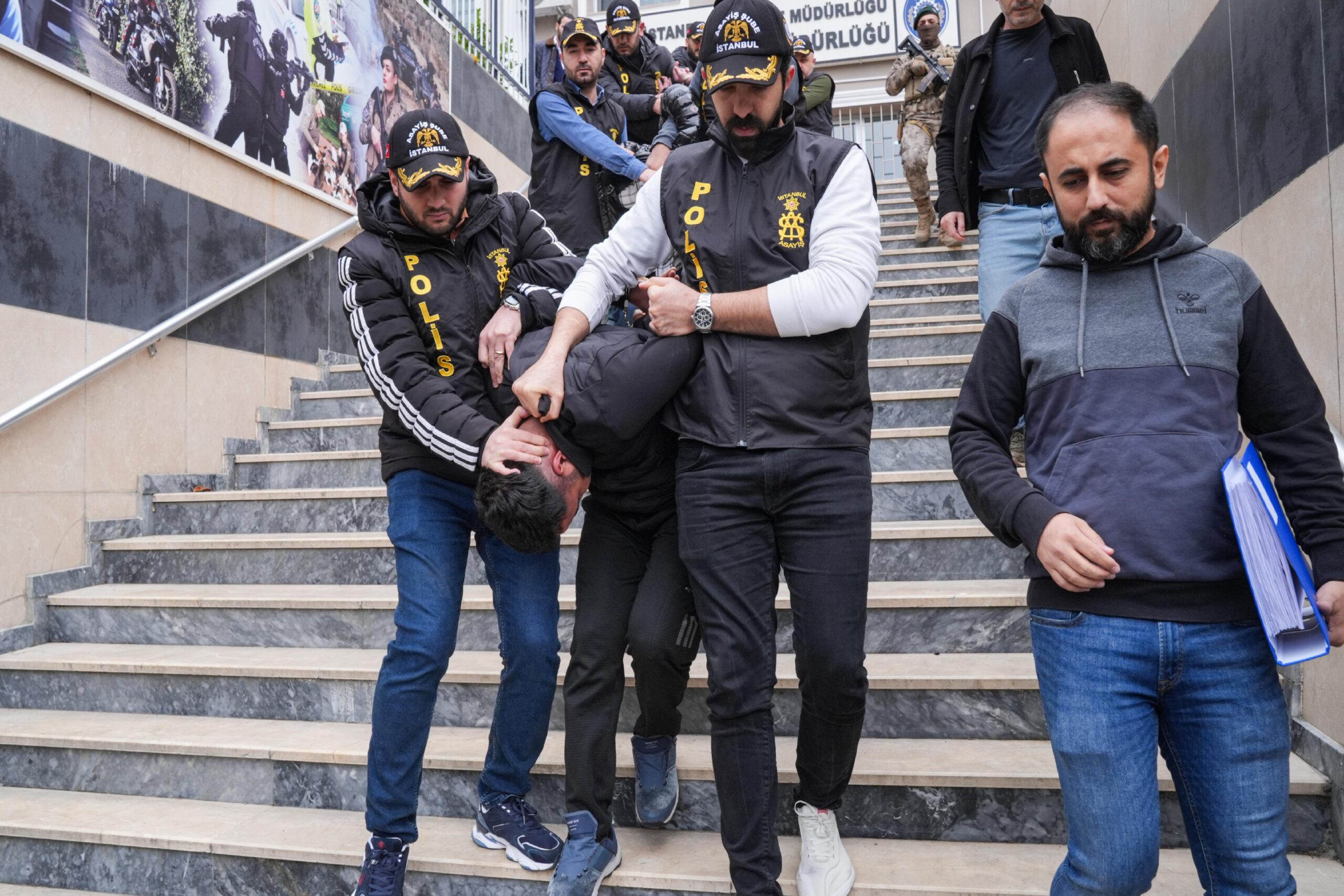 bagcilarda-bekcinin-sehit-edilmesine-iliskin-yakalanan-5-zanli-adliyede-haberi-c91Av7k8.jpg