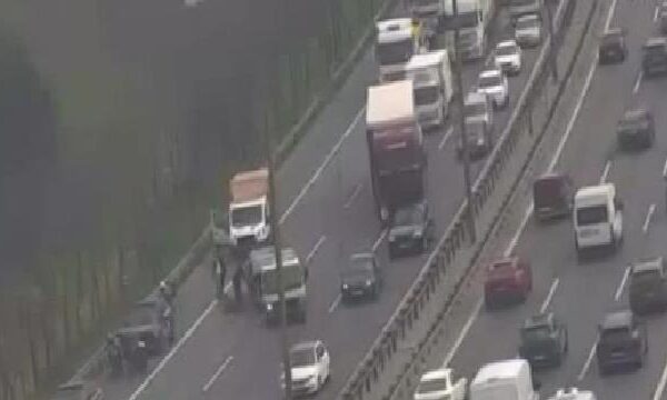 Başakşehir’de 2 motosiklet ile otomobilin çarpıştığı kazada 4’ü polis 5 kişi yaralandı haberi