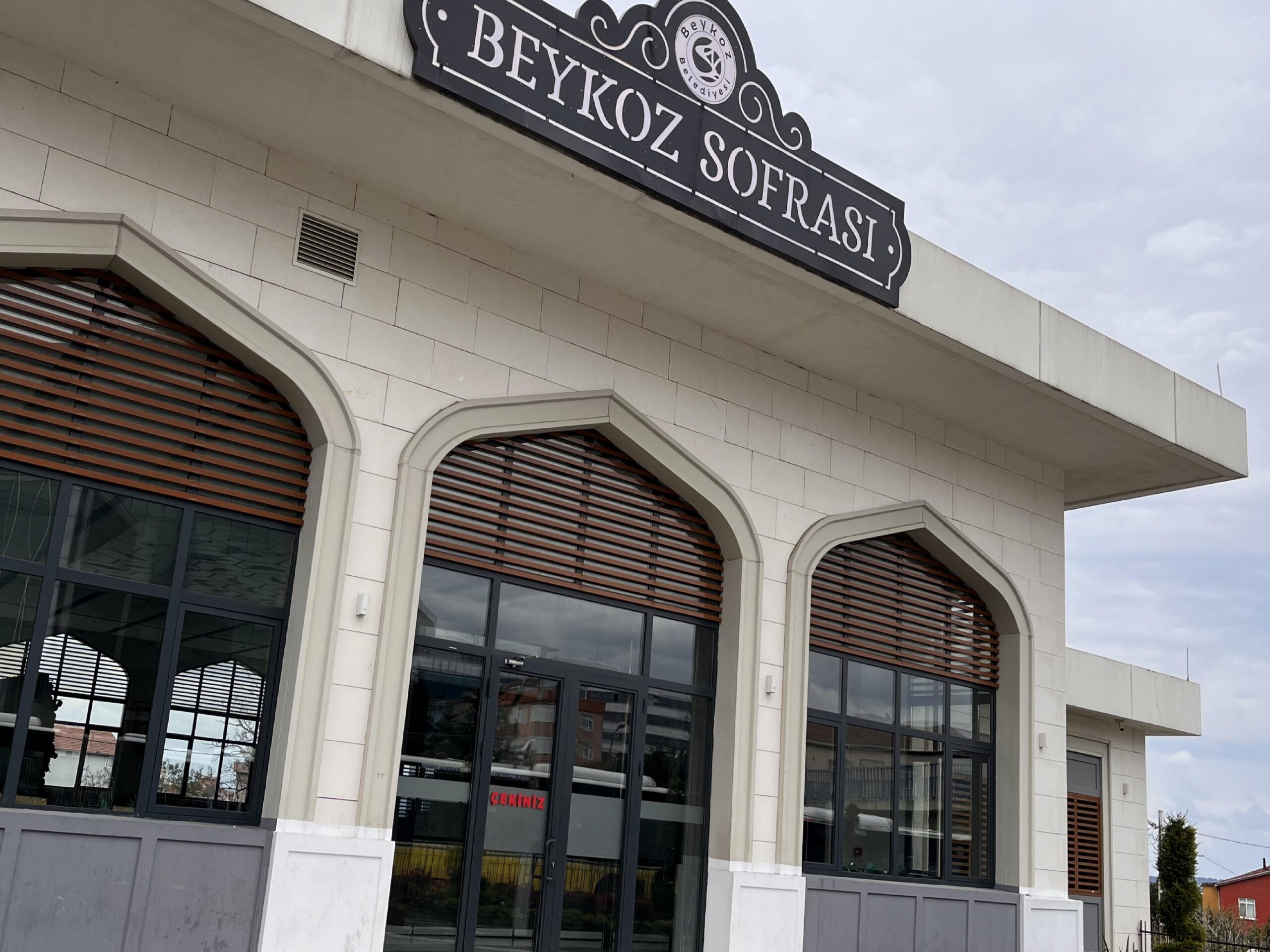 beykoz-belediyesine-ait-sosyal-tesislerin-kapatilmasina-vatandaslar-tepki-gosterdi-haberi-WYOZiMum.jpg