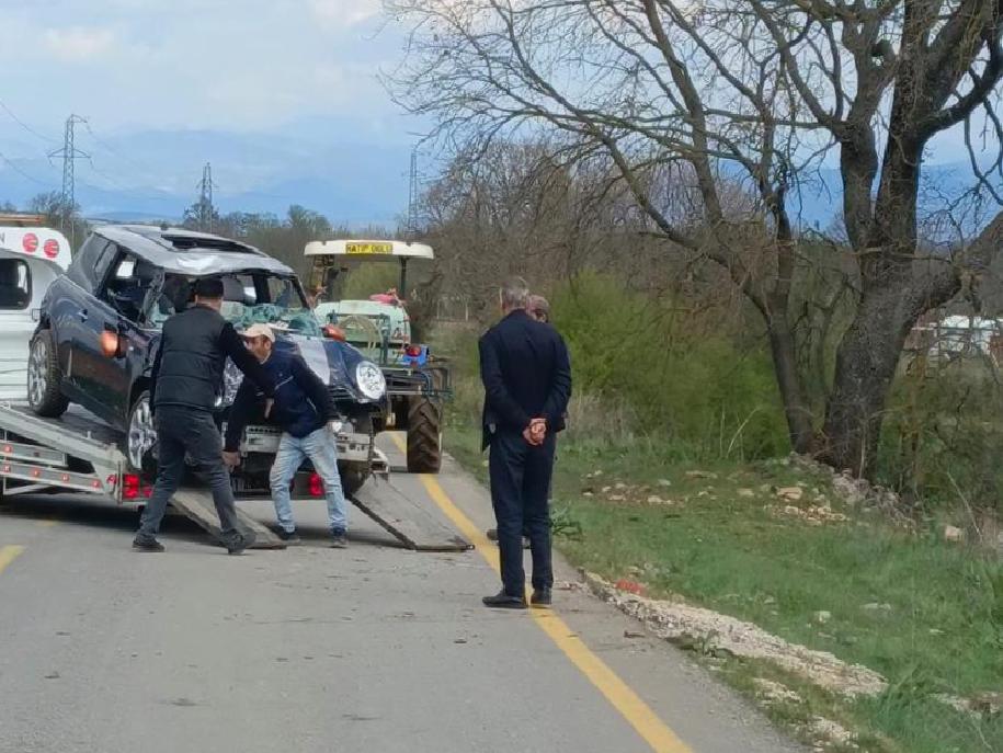bilecikte-sarampole-devrilen-otomobildeki-2-kisi-yaralandi-haberi-rMNguwh6.jpg