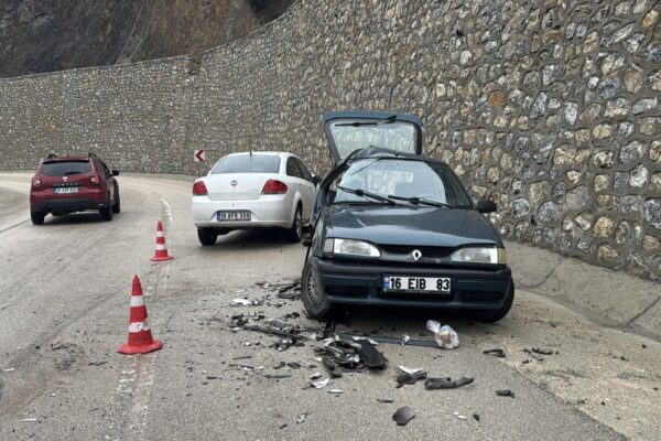 Bursa’da 2 otomobilin çarpıştığı kazada 5 kişi yaralandı haberi
