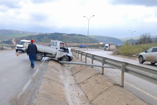 Bursa’da aydınlatma direğine çarpan kamyonetin sürücüsü yaralandı haberi
