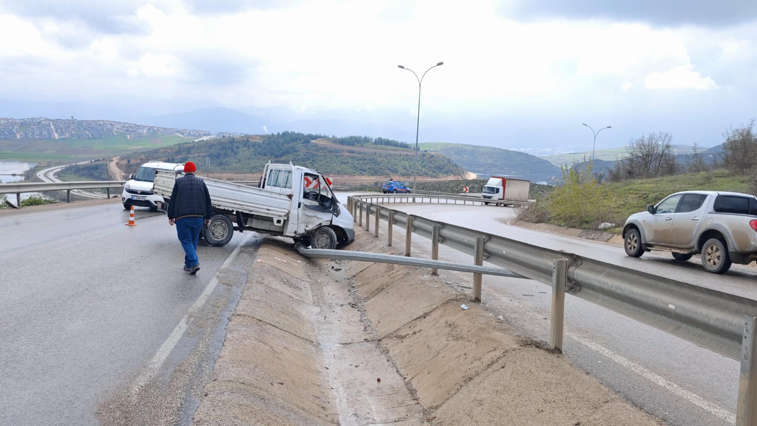 bursada-aydinlatma-diregine-carpan-kamyonetin-surucusu-yaralandi-haberi-trEYGSEZ.jpg