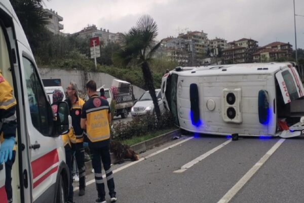 Bursa’da karşı şeride geçerek otomobile çarpan ambulanstaki 4 kişi yaralandı haberi