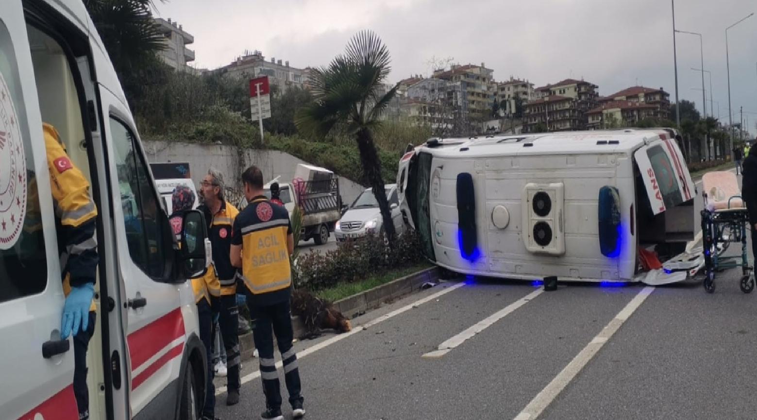 bursada-karsi-seride-gecerek-otomobile-carpan-ambulanstaki-4-kisi-yaralandi-haberi-e4aEccFO.jpg