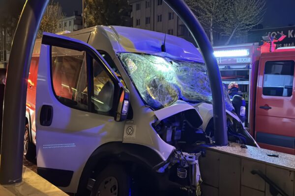 Bursa’da kaza yapan servis minibüsünde sıkışan sürücü ekiplerce çıkarıldı haberi