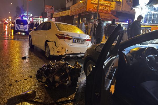 Bursa’da kazaya müdahale eden polis kamyonetin çarpması sonucu yaralandı haberi