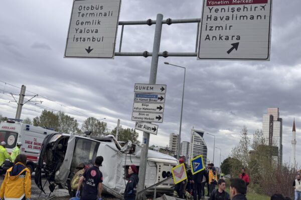 Bursa’da servis minibüsünün devrildiği kazada 1 kişi öldü, 5 kişi yaralandı haberi
