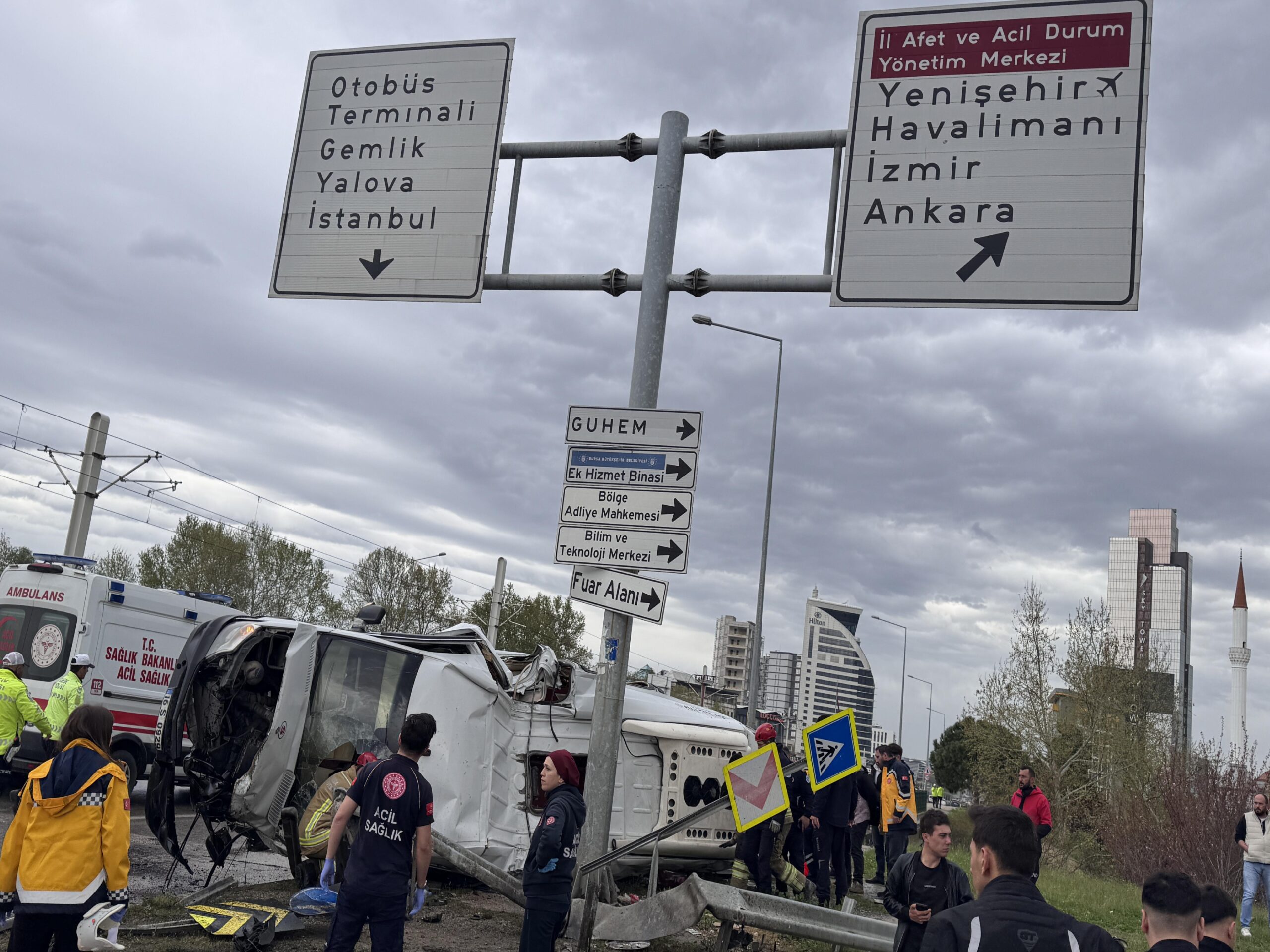 bursada-servis-minibusunun-devrildigi-kazada-1-kisi-oldu-5-kisi-yaralandi-haberi-7IZnkidI.jpg