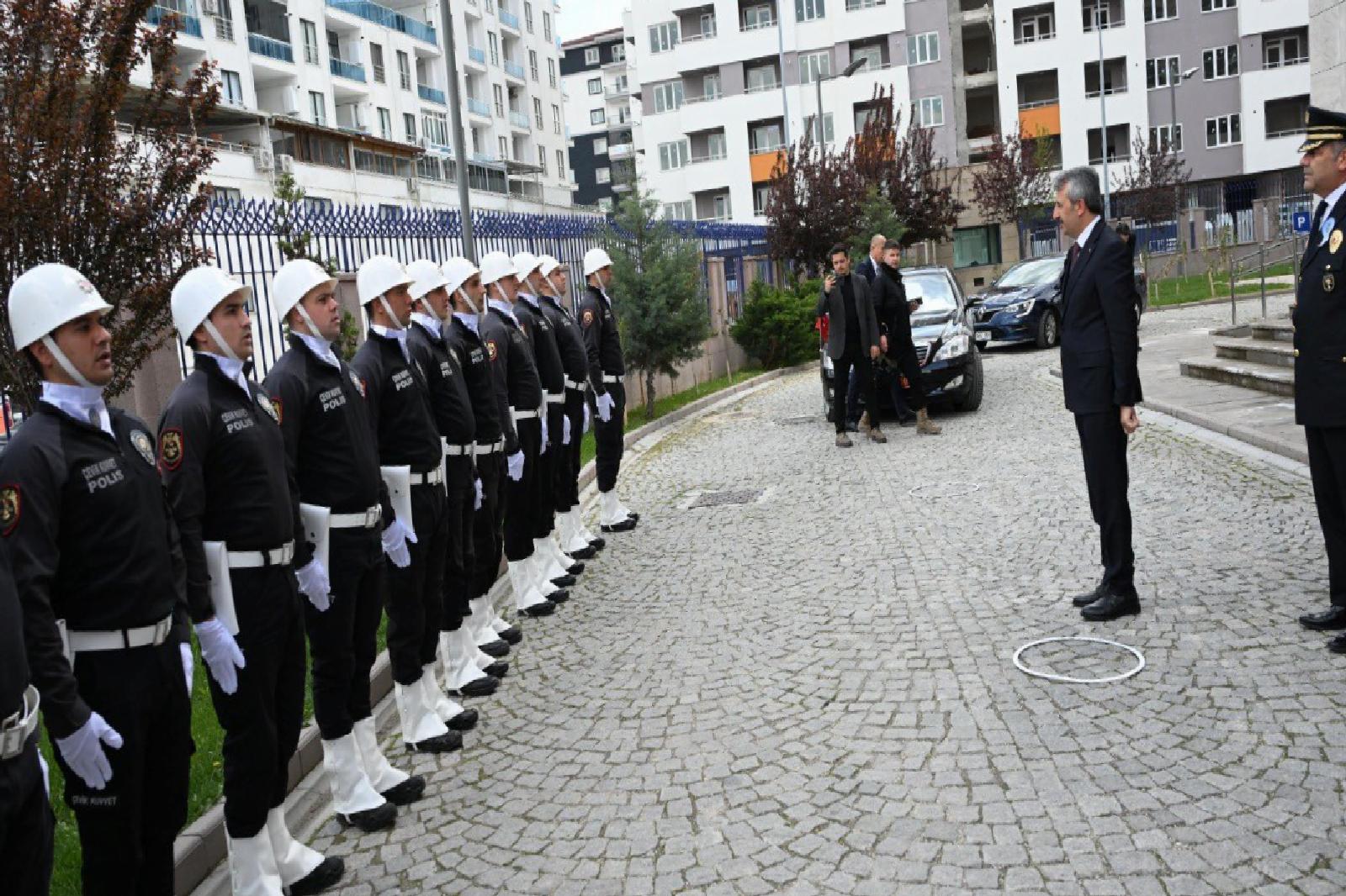 edirne-valisi-sezer-emniyet-mudurlugunu-ziyaret-etti-haberi-zusDOa7U.jpg
