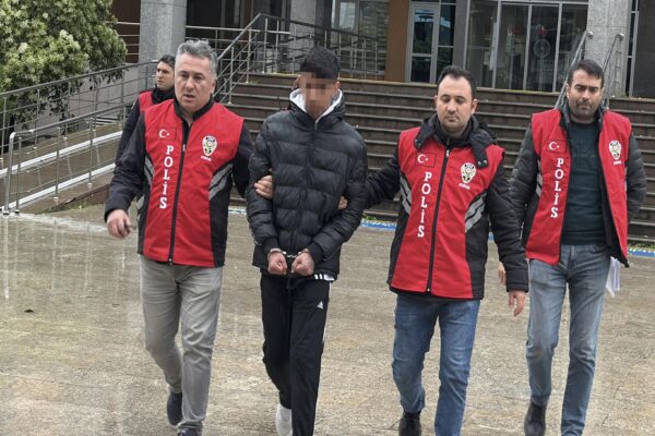Edirne’de 15 yaşındaki kızı bıçakla öldüren zanlı tutuklandı haberi