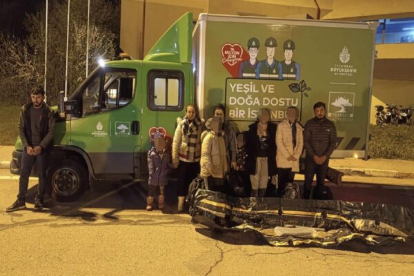 Edirne’de bir kamyonette 8 düzensiz göçmen yakalandı haberi