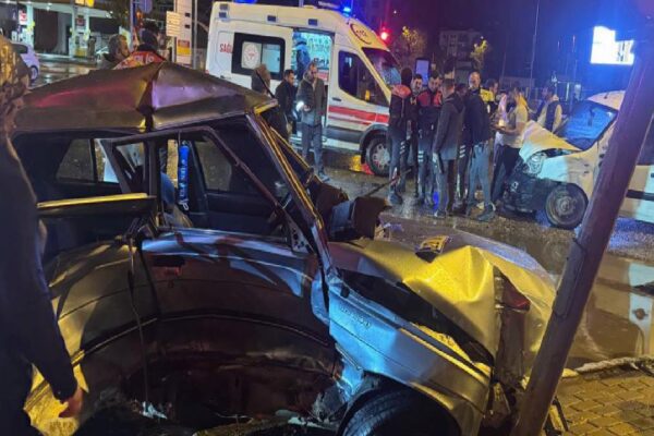 Edirne’de hafif ticari araçla otomobilin çarpıştığı kazada 1 kişi yaralandı haberi