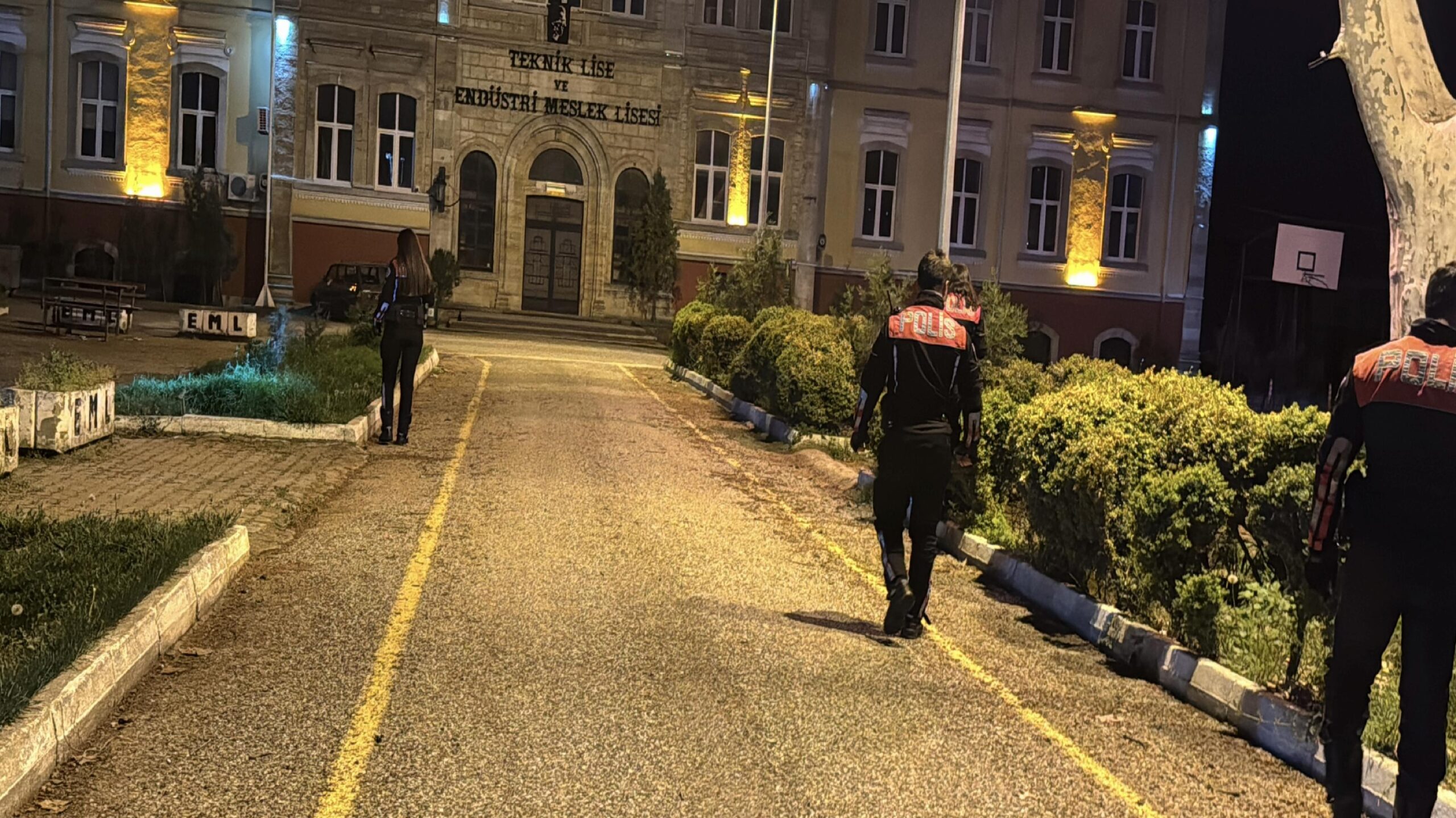 edirnede-lise-ogrencisi-kiz-okul-bahcesinde-bicakla-oldurulmus-halde-bulundu-haberi-nnvhtfx8.jpg