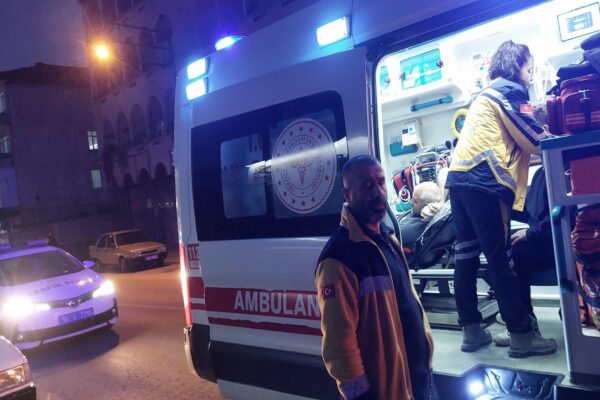 Elektrikli bisikletin yayaya çarpması sonucu 2 kişi yaralandı haberi