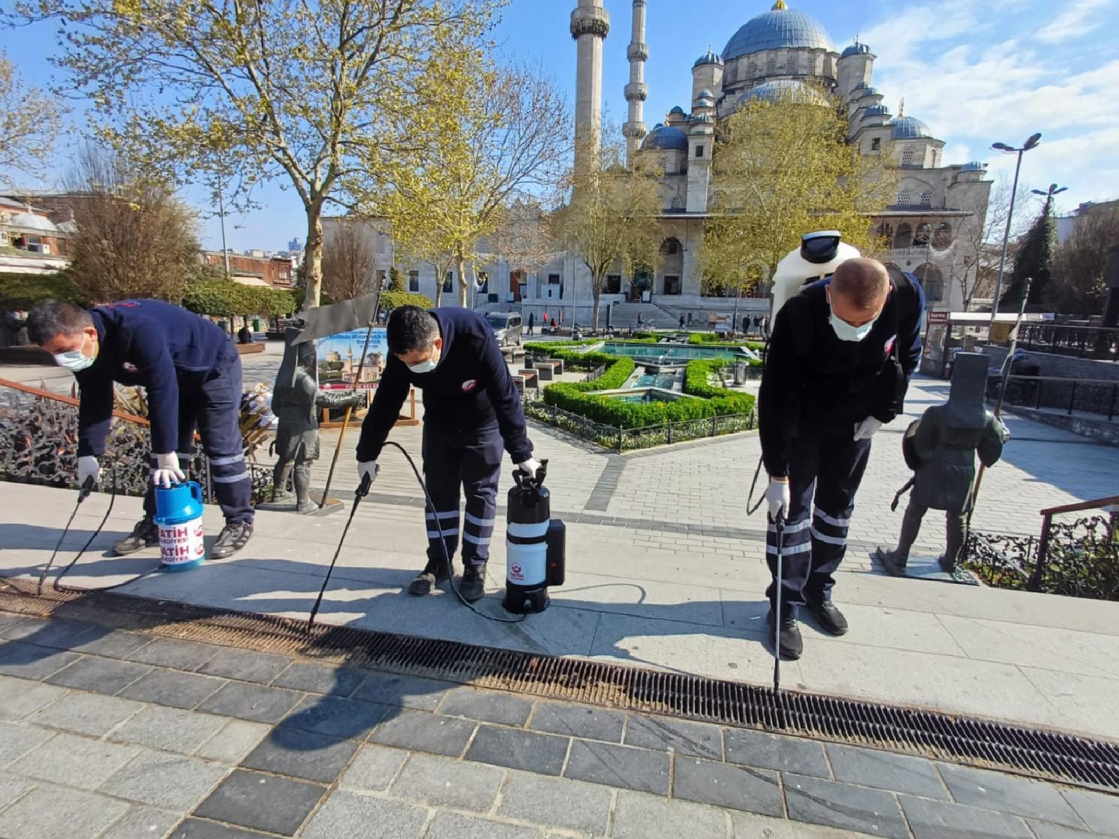 fatih-belediyesi-tarihi-misir-carsisinda-ilaclama-yapti-haberi-j2lcGWUv.jpg