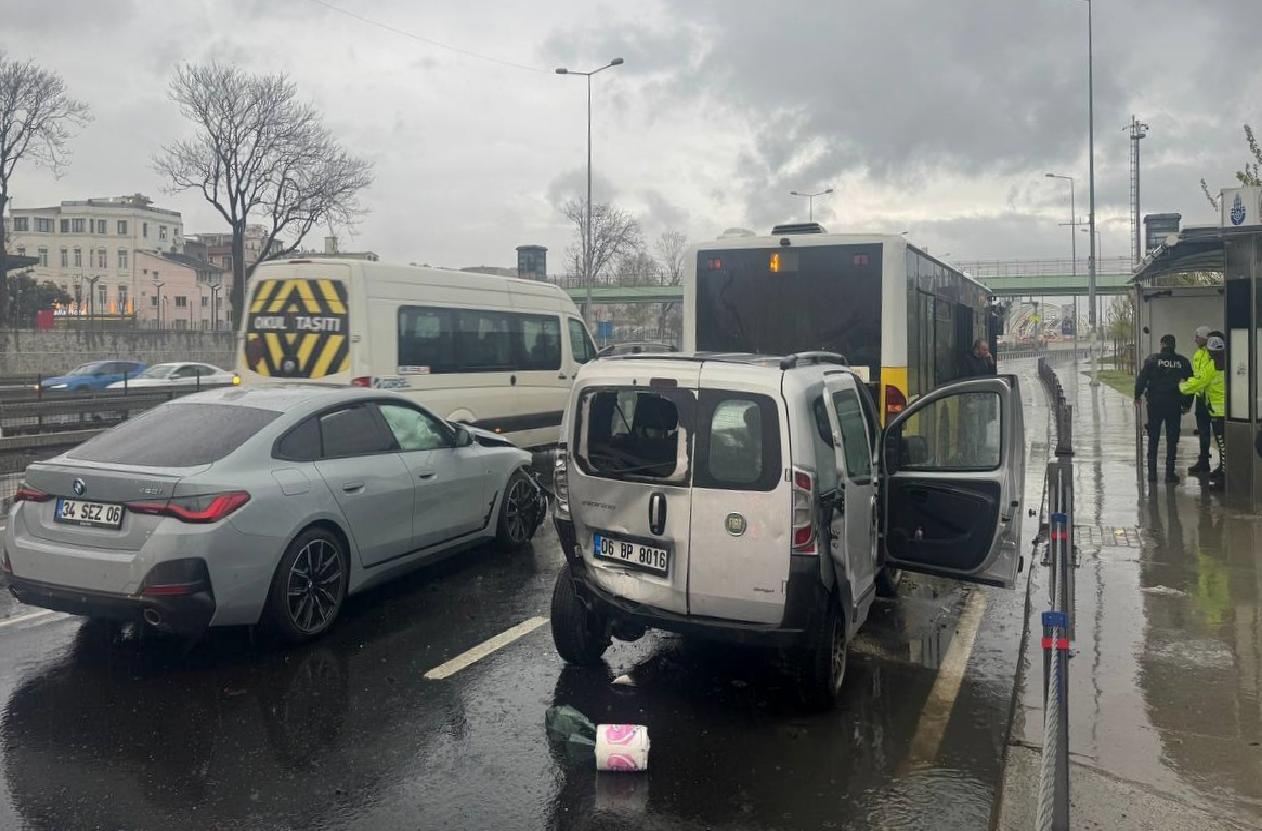 fatihte-zincirleme-trafik-kazasinda-1-kisi-yaralandi-haberi-G2PDb36Q.jpg