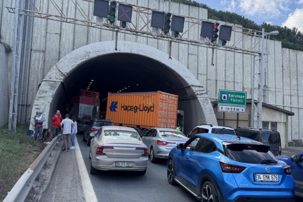 GÜNCELLEME – Anadolu Otoyolu Kocaeli kesimindeki zincirleme kaza ulaşımı aksattı haberi