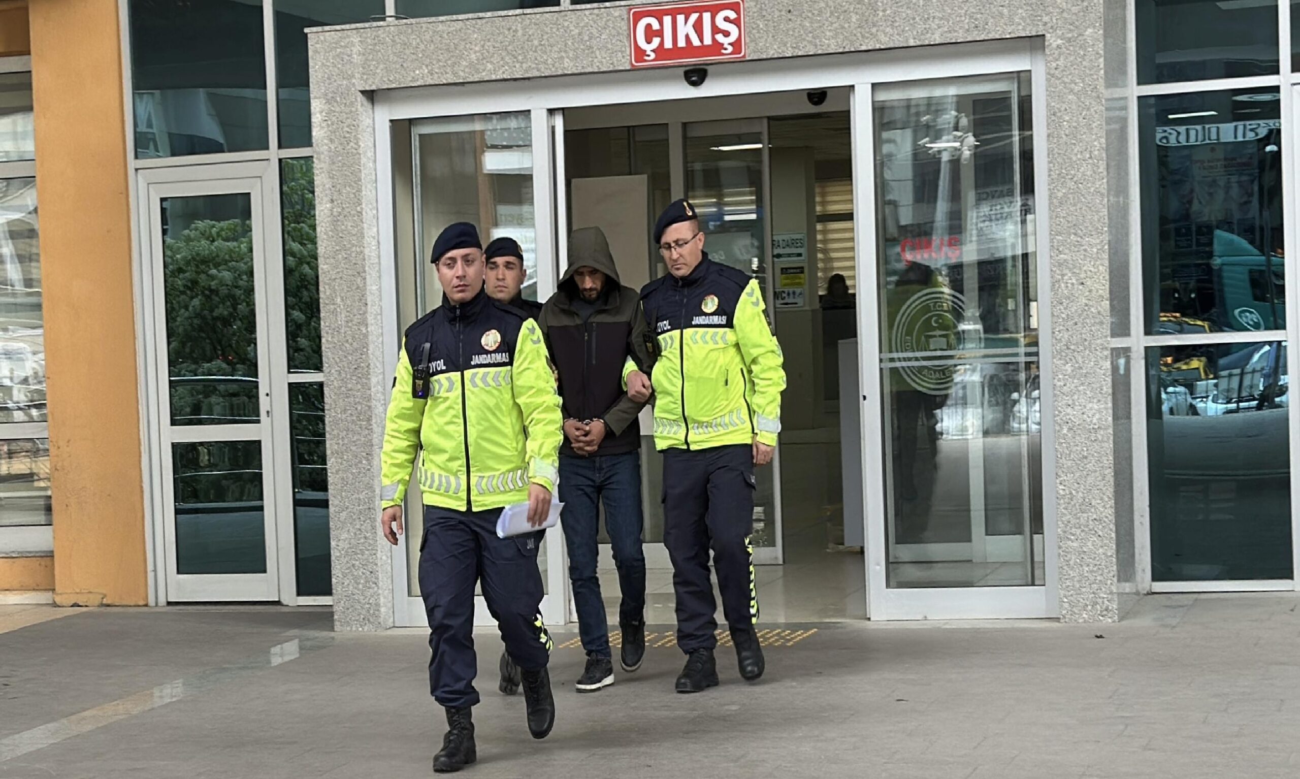 guncelleme-edirnede-gocmen-kacakciligi-iddiasiyla-yakalanan-ibb-calisani-tutuklandi-haberi-QxA2DixQ.jpg