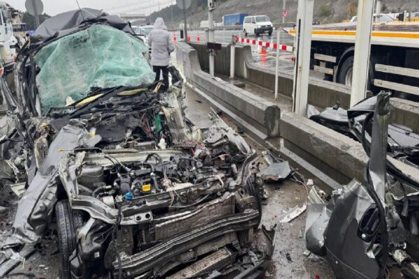 GÜNCELLEME – İstanbul’da otoyoldaki gişelerde tıra çarpan aracın sürücüsü hayatını kaybetti haberi