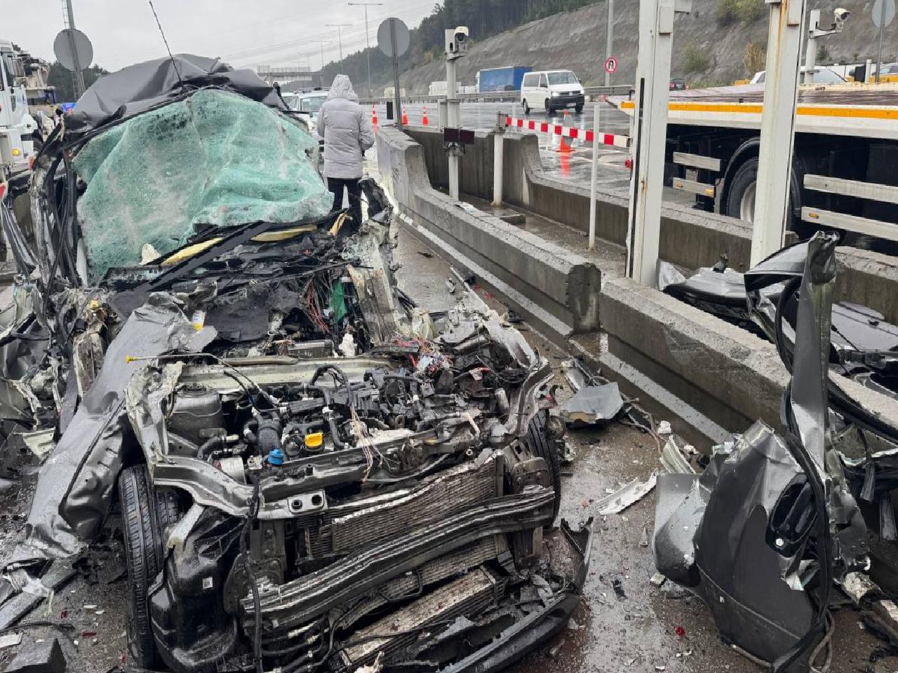 guncelleme-istanbulda-otoyoldaki-giselerde-tira-carpan-aracin-surucusu-hayatini-kaybetti-haberi-G6vOaOzX.jpg
