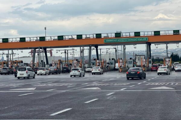 İstanbul-İzmir Otoyolu ile Osmangazi Köprüsü’nde tatilcilerin dönüş hareketliliği devam ediyor haberi