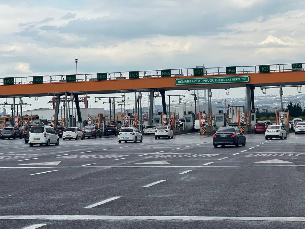 istanbul-izmir-otoyolu-ile-osmangazi-koprusunde-tatilcilerin-donus-hareketliligi-devam-ediyor-haberi-d2A8kYOD.jpg