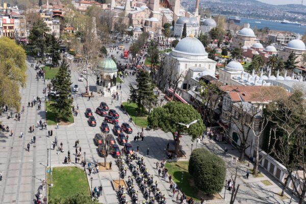 İstanbul polisleri 170 araçlık kortejle kenti dolaştı haberi