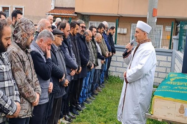 İstanbul’da gişelerde tıra çarpan araçta ölen kişinin cenazesi Sakarya’da defnedildi haberi